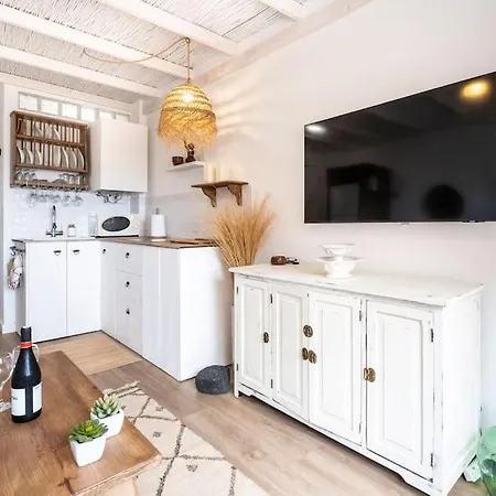 The Lighthouse By The Sea & Wifi Appartement