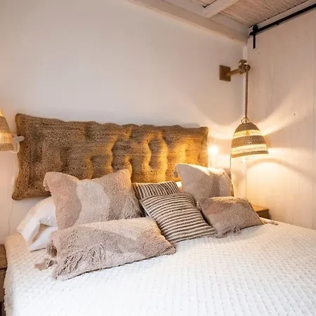 The Lighthouse By The Sea & Wifi Appartement