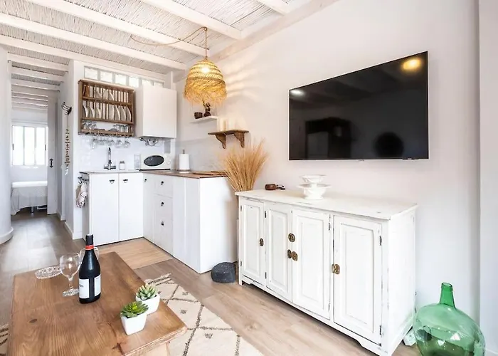 The Lighthouse By The Sea & Wifi Appartamento