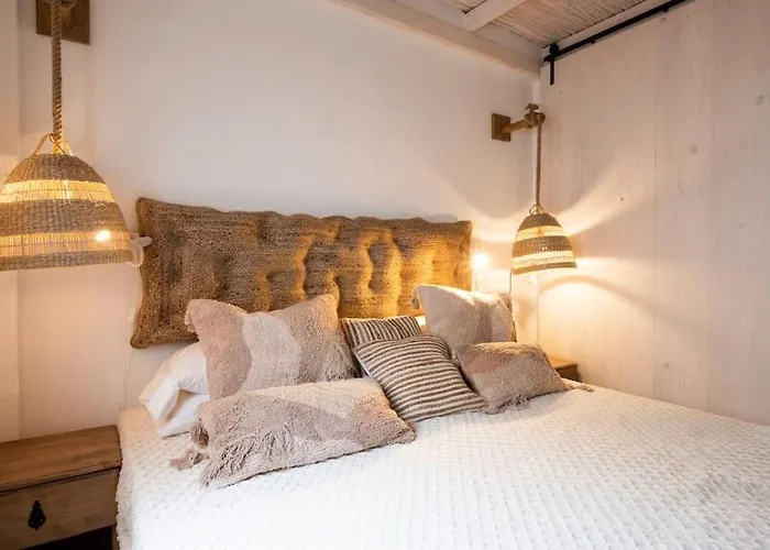 The Lighthouse By The Sea & Wifi Appartamento